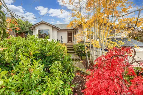 571 Oak Hill Cir, Ashland, OR 97520