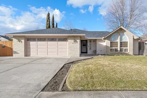 3053 Ruby Dr, Medford, OR 97504