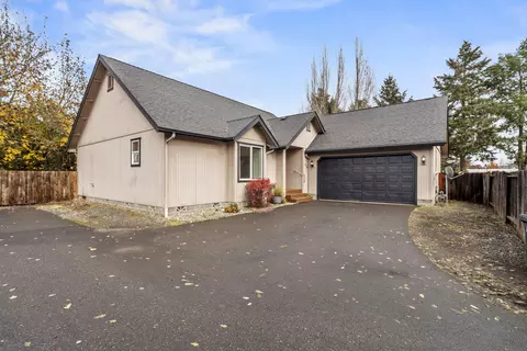124 SW Verstappen Ln, Grants Pass, OR 97526