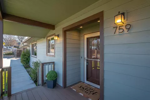 759 N Laurel St, Ashland, OR 97520