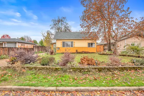 722 Laurel St, Central Point, OR 97502