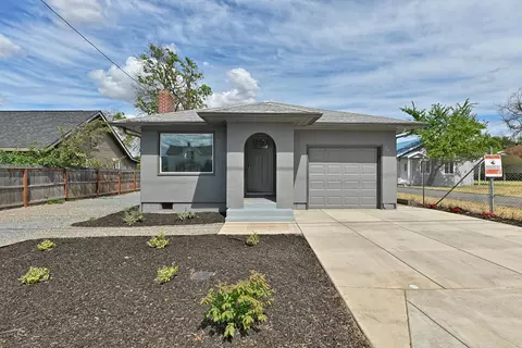 945 Lozier Ln, Medford, OR 97501