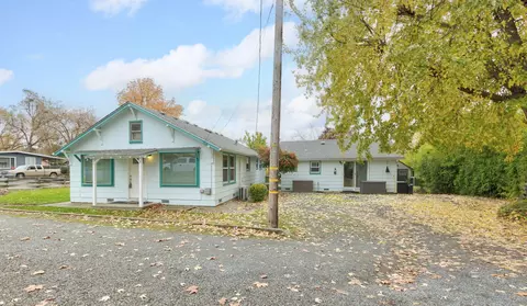 916 NE 11th St, Grants Pass, OR 97526