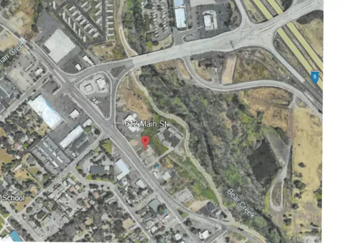 612 N Main St, Phoenix, OR 97535