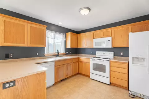 Kitchen - 1310 E Hurlburt Ave, Hermiston, OR 97838 photo 1 of 2