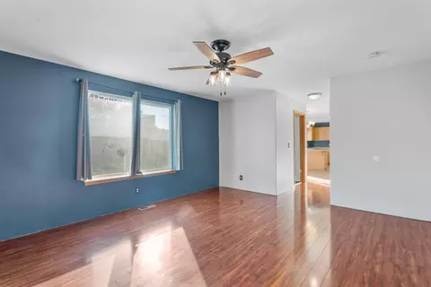Living - 1310 E Hurlburt Ave, Hermiston, OR 97838 photo 3 of 11