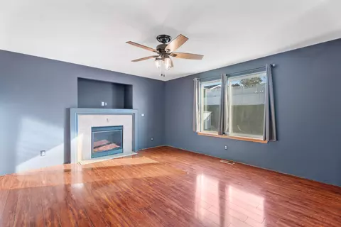 Living - 1310 E Hurlburt Ave, Hermiston, OR 97838 photo 2 of 11