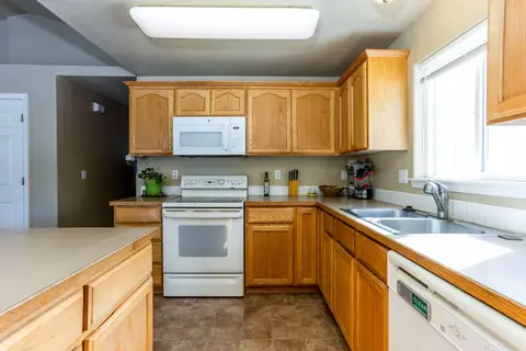 Kitchen - 16621 Wm Foss Rd, La Pine, OR 97739 photo 1 of 4