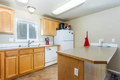 Kitchen - 16621 Wm Foss Rd, La Pine, OR 97739 photo 3 of 4