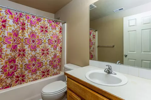 Bath - 16621 Wm Foss Rd, La Pine, OR 97739 photo 4 of 4