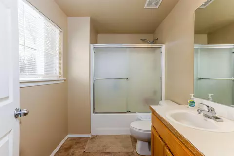 Bath - 16621 Wm Foss Rd, La Pine, OR 97739 photo 2 of 4