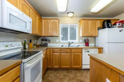 Kitchen - 16621 Wm Foss Rd, La Pine, OR 97739 photo 2 of 4
