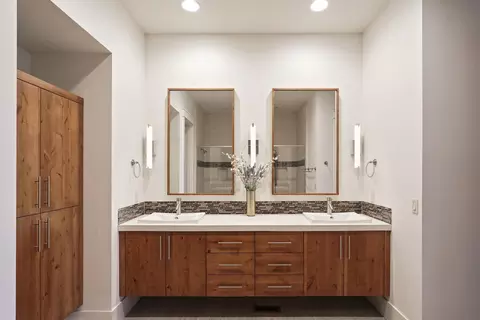 Bath - 61353 Triple Knot Rd, Bend, OR 97702 photo 2 of 8
