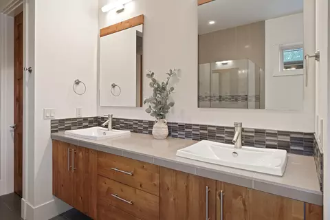Bath - 61353 Triple Knot Rd, Bend, OR 97702 photo 5 of 8