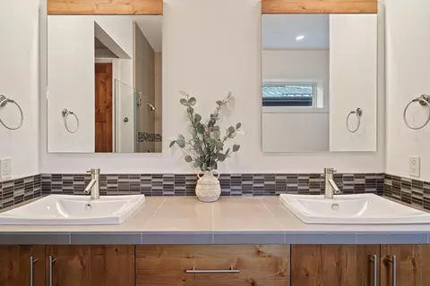 Bath - 61353 Triple Knot Rd, Bend, OR 97702 photo 7 of 8