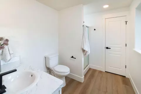 Bath - 816 NE Mason Rd, Bend, OR 97701 photo 2 of 4
