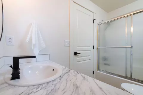 Bath - 816 NE Mason Rd, Bend, OR 97701 photo 3 of 4