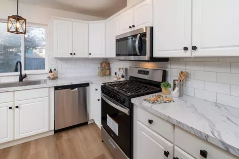 Kitchen - 816 NE Mason Rd, Bend, OR 97701 photo 3 of 3