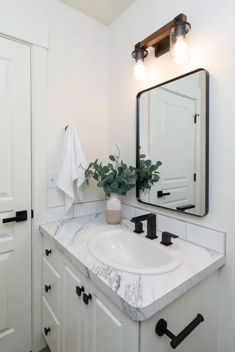 Bath - 816 NE Mason Rd, Bend, OR 97701 photo 1 of 4