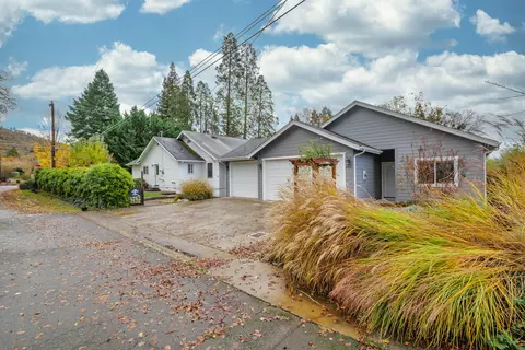838 NE 10th St, Grants Pass, OR 97526