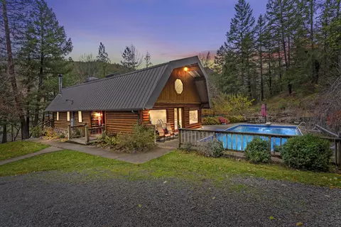 10700 E Antelope Rd, Eagle Point, OR 97524