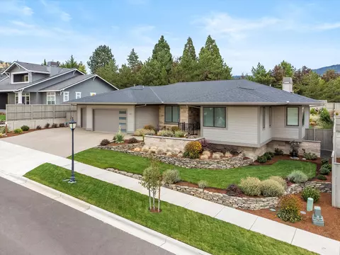 527 Waterstone Dr, Medford, OR 97504
