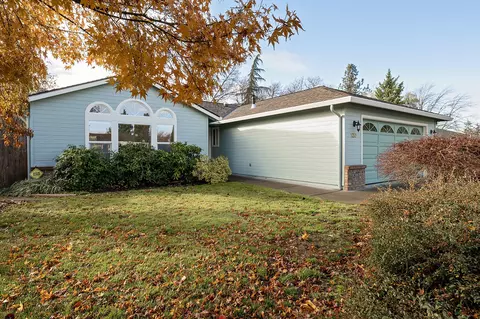 120 Parkway Cir, Phoenix, OR 97535