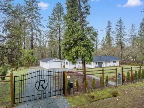 1800 Robinson Rd, Grants Pass, OR 97527