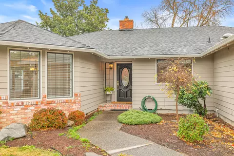 1882 Valley View Dr, Medford, OR 97504