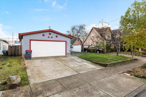 917 S Holly St, Medford, OR 97501
