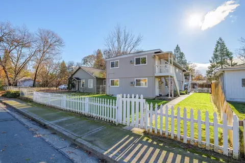 421 SW Burgess St, Grants Pass, OR 97526