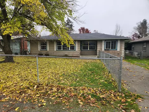 302 SW Marion Ln, Grants Pass, OR 97527