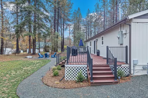 Exterior - 605 Crestview Loop, Grants Pass, OR 97527 photo 4 of 7