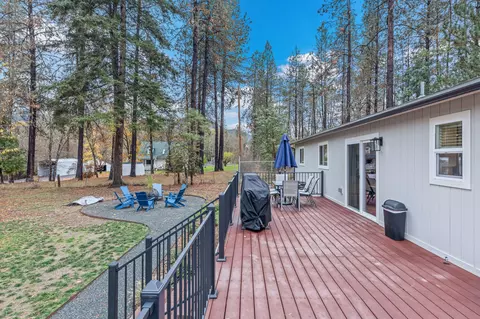 Exterior - 605 Crestview Loop, Grants Pass, OR 97527 photo 5 of 7