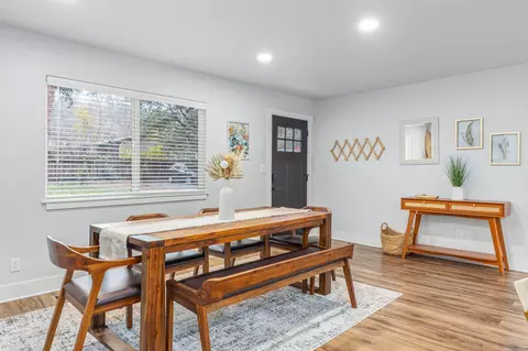 Dining - 605 Crestview Loop, Grants Pass, OR 97527 photo 1 of 2