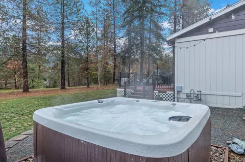 Exterior - 605 Crestview Loop, Grants Pass, OR 97527 photo 3 of 7