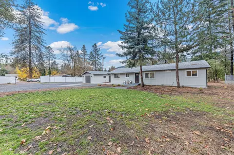 Exterior - 605 Crestview Loop, Grants Pass, OR 97527 photo 2 of 7