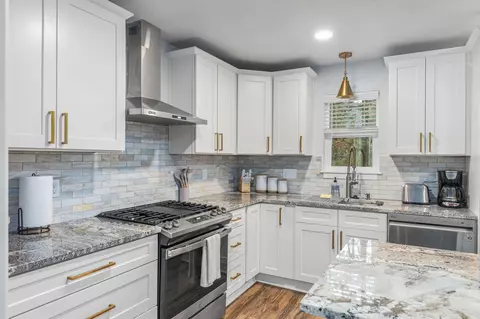 Kitchen - 605 Crestview Loop, Grants Pass, OR 97527 photo 4 of 4