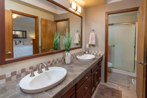 Bath - 21930 Katie Dr, Bend, OR 97701 photo 2 of 2