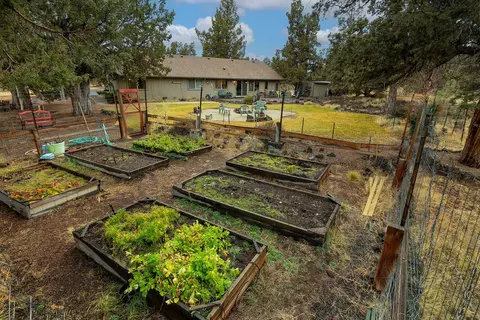 Exterior - 21930 Katie Dr, Bend, OR 97701 photo 6 of 12