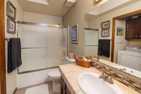 Bath - 21930 Katie Dr, Bend, OR 97701 photo 1 of 2