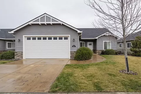 203 Skyhawk Dr, Eagle Point, OR 97524
