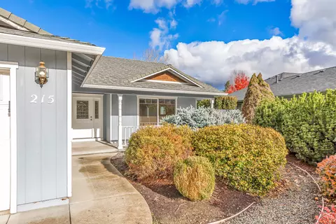 215 Jared Ct, Phoenix, OR 97535 photo 2