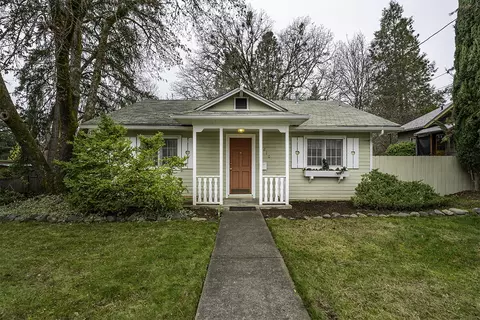 1210 NW Lawnridge Ave, Grants Pass, OR 97526