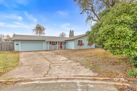 1131 Vista Dr, Central Point, OR 97502