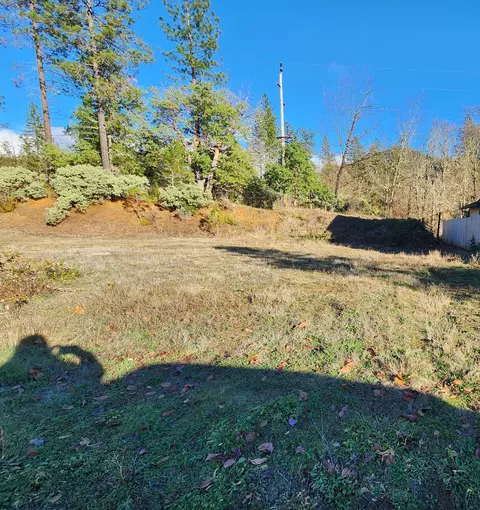 221 Cedar Ridge Dr, Cave Junction, OR 97523