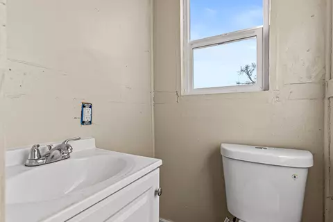 Bath - 142 Onyx St, Eagle Point, OR 97524 photo 1 of 2