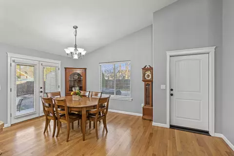 338 Cherry Wood, Eagle Point, OR 97524 photo 9