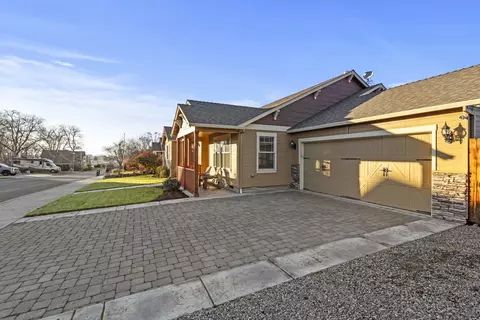 338 Cherry Wood, Eagle Point, OR 97524 photo 4