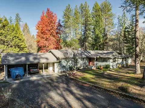 556 Carrollwood Dr, Grants Pass, OR 97527